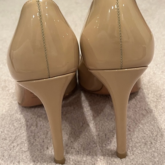 Stuart Weitzman 100 Pump excellent condition worn only once - Picture 7 of 7